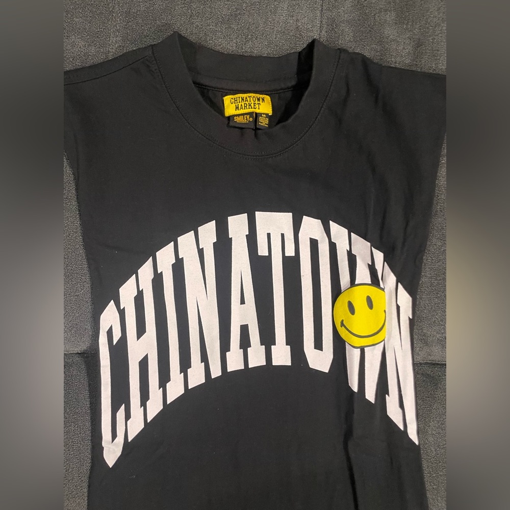 Chinatown Market Smiley T shirt cut-off Gym💪